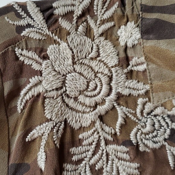 JOHNNY WAS EMBROIDERED SILK CAMOUFLAGE TOP SMALL - Picture 3 of 11